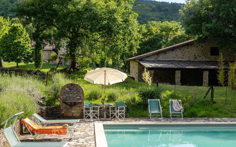 Villa Amiata: L'Eau, Plante, Propriété, Bâtiment, Vert, La Nature, Parapluie, Arbre, Piscine, Mobilier De Jardin