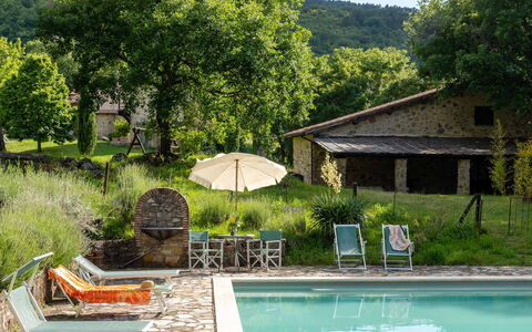 Villa Amiata: L'Eau, Plante, Propriété, Bâtiment, Vert, La Nature, Parapluie, Arbre, Piscine, Mobilier De Jardin
