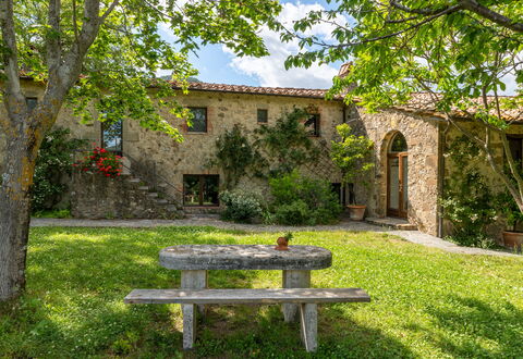 Villa Amiata: Plante, Bâtiment, Ciel, Paysage Naturel, Arbre, Fenêtre, Végétation, Architecture, Lot Terre, Herbe