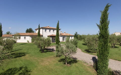 Villa Sant'andrea: Ciel, Plante, Fenêtre, Bâtiment, Arbre, Lot Terre, Maison, Paysage Naturel, Zone Résidentielle, Herbe