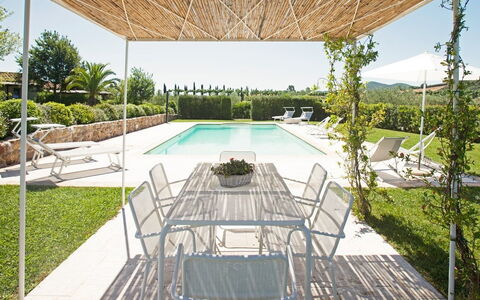 Villa Sant'andrea: Ciel, Propriété, Plante, Piscine, Ombre, Design Intérieur, Arbre, Mobilier De Jardin, Chaise, Bâtiment
