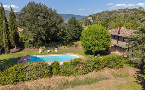 Villa Marconi: Plante, Ciel, Nuage, L'Eau, Arbre, Paysage Naturel, Piscine, Lot Terre, Végétation, Montagne