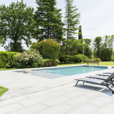 Casa del Marchese, Pool, Wifi, Castell' Arquato: Plante, Ciel, Piscine, L'Eau, Arbre, Mobilier De Jardin, Ombre, Rectangle, Herbe, Canapé