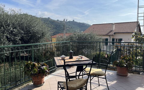 Bruna: Ciel, Plante, Nuage, Bâtiment, Meubles, Pot De Fleur, Table, Plante D'Appartement, Chaise, Tableau De Plein Air