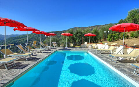 Casalta: L'Eau, Ciel, Propriété, Piscine, Bleu Azur, Parapluie, Bâtiment, Mobilier De Jardin, Ombre, Balancelle