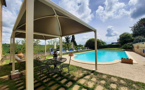 Villa Delle Palme: Ciel, Nuage, L'Eau, Plante, Piscine, Ombre, Mobilier De Jardin, Parapluie, Arbre, Bâtiment