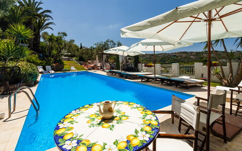 Villa Il Sole Di Sorrento: Propriété, Plante, Ciel, Meubles, L'Eau, Parapluie, Bleu Azur, Piscine, Bâtiment, Chaise