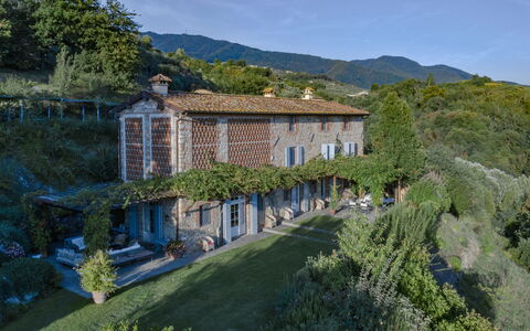 Villa Marlia: Plante, Bâtiment, Fenêtre, Ciel, Arbre, Montagne, Maison, Paysage Naturel, Paysage, Herbe