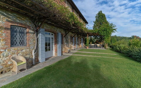 Villa Marlia: Plante, Nuage, Propriété, Ciel, Bâtiment, Fenêtre, Arbre, Lot Terre, Herbe, Chalet