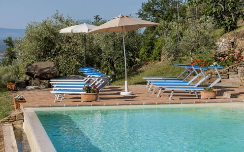 Casale Della Torre: L'Eau, Plante, Propriété, Meubles, Ciel, Piscine, Parapluie, Bâtiment, Balancelle, Bleu Azur