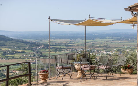 Casale Della Torre: Ciel, Écorégion, Bâtiment, Ombre, Plante, Loisir, Paysage, Montagne, Ville, Horizon