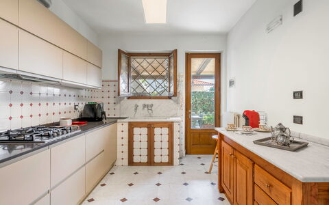 Villa Le Fontanelle In Forte Dei Marmi With Ac: Cabinetry, Comptoir, Propriété, Meubles, Évier, Evier, Cuisine, Tiroir, Bois, Cuisinière