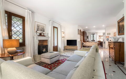 Villa Le Fontanelle In Forte Dei Marmi With Ac: Cadre, Meubles, Fenêtre, Design Intérieur, Bois, Bâtiment, Table, Sol, Confort, Sol
