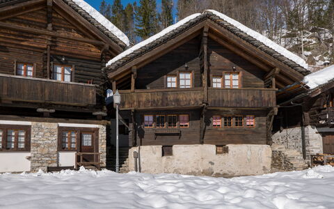 Incanto Walser Apartments Testa: Bâtiment, Neige, Fenêtre, Bois, Arbre, Maison, Pente, Architecture, Porte, Chalet