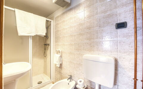 Incanto Walser Apartments Testa: Robinet, Luminaire Plomberie, Évier, Bâtiment, Lavabo, Salle De Bains, Éclairage, Design Intérieur, Architecture
