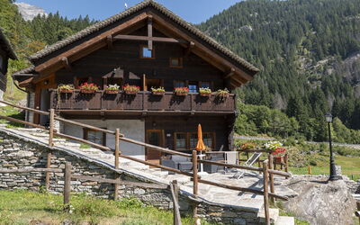 Incanto Walser Apartments Testa: Plante, Propriété, Ciel, Montagne, Arbre, Bois, Paysage Naturel, Fenêtre, Maison, Montagnes
