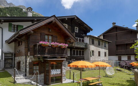 Incanto Walser Apartments Ronco: Ciel, Bâtiment, Plante, Nuage, Propriété, Fenêtre, Maison, Fleur, Lot Terre, Chalet