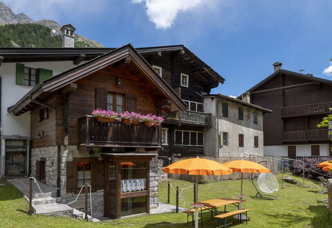 Incanto Walser Apartments Ronco: Ciel, Bâtiment, Plante, Nuage, Propriété, Fenêtre, Maison, Fleur, Lot Terre, Chalet