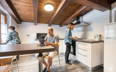 Appartamento Piazza Centrale: Meubles, Design Intérieur, Bois, Sol, Plafond, Sol, Table, Pièce, Comptoir, Cuisine