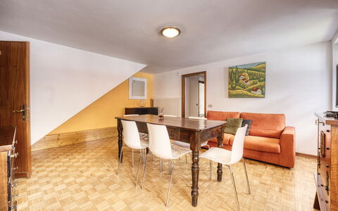 Appartamento Piazza Centrale: Table, Meubles, Bâtiment, Canapé, Bois, Salle, Architecture, Design Intérieur, Sol, Chaise