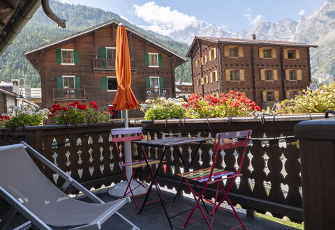 Appartamento Piazza Centrale: Plante, Ciel, Propriété, Bâtiment, Nuage, Fenêtre, Fleur, Arbre, Montagne, Bois