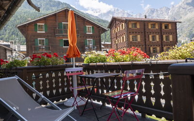 Appartamento Piazza Centrale: Plante, Ciel, Propriété, Bâtiment, Nuage, Fenêtre, Fleur, Arbre, Montagne, Bois