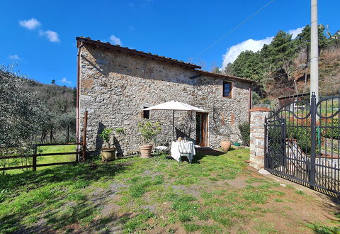 Il Cantuccio: Ciel, Nuage, Plante, Propriété, Bâtiment, Arbre, Lot Terre, Zone Rurale, Chalet, Herbe