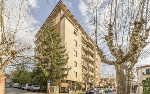 Leandro's House Near Thermal Baths: Ciel, Nuage, Bâtiment, Fenêtre, Roue, Plante, Arbre, Voiture, Bloc Tour, Condominium