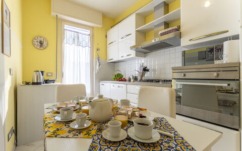 Leandro's House Near Thermal Baths: Cabinetry, Propriété, Meubles, Comptoir, Table, Design Intérieur, Appareil De Cuisine, Cuisinière, Vaisselle, Coupe