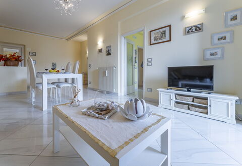 Leandro's House Near Thermal Baths: Propriété, Cadre, Table, Canapé, Cabinetry, Design Intérieur, Bois, Architecture, Sol, Sol