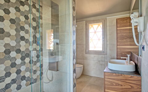 Villa Campana: Luminaire Plomberie, Robinet, Armoire De Toilette, Évier, Fenêtre, Salle De Bains, Textile, Bois, Design Intérieur, Sol