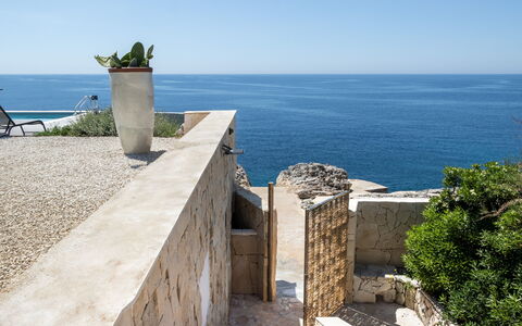 Villa Demar: Ciel, L'Eau, Propriété, Plante, Bleu Azur, Bois, Cotiers Et Relief Océaniques, Pot De Fleur, Terrain, Horizon
