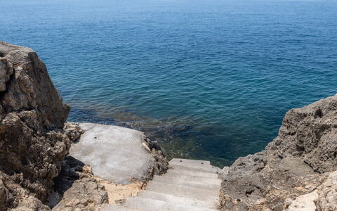 Villa Demar: L'Eau, Ressources En Eau, Bleu Azur, Cotiers Et Relief Océaniques, Terrain, Lac, Horizon, Substrat Rocheux, Formation, Promontoire