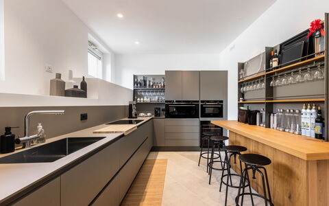 Villa Demar: Cabinetry, Meubles, Comptoir, Evier, Évier, Robinet, Cuisine, Maison, Bois, Étagère