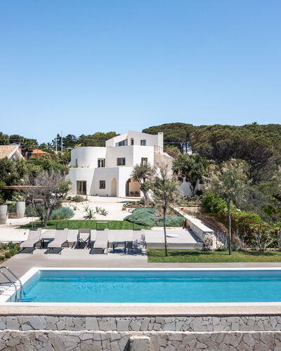Villa Demar: Ciel, Plante, L'Eau, Bâtiment, Bleu Azur, Fenêtre, Arbre, Piscine, Maison, Zone Résidentielle