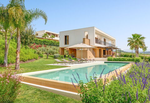 Villa Smeraldo - Sea Front | By Rocco Forte Villas: Plante, L'Eau, Propriété, Bâtiment, Ciel, Bleu Azur, Arbre, Fleur, Architecture, Piscine