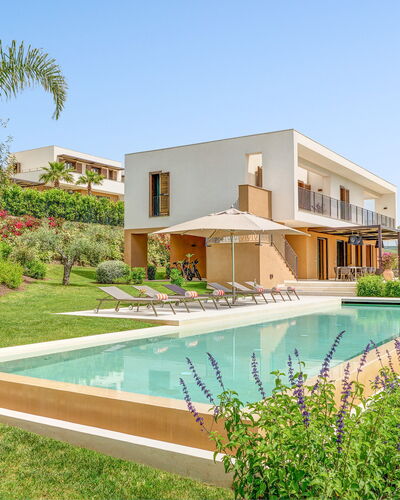 Villa Smeraldo - Sea Front | By Rocco Forte Villas: Plante, L'Eau, Propriété, Bâtiment, Ciel, Bleu Azur, Arbre, Fleur, Architecture, Piscine