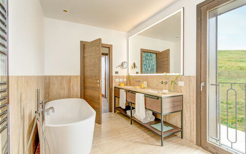 Villa Agata - Sea View | By Rocco Forte Villas: Baignoire, Plante, Bâtiment, Miroir, Bois, Design Intérieur, Sol, Sol, Salle De Bains