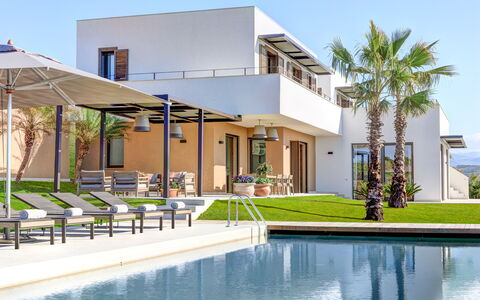 Villa Corallo - Sea Front | By Rocco Forte Villas: L'Eau, Propriété, Ciel, Bâtiment, Plante, Arbre, Design Urbain, Loisir, Zone Résidentielle, Piscine