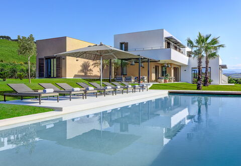 Villa Corallo - Sea Front | By Rocco Forte Villas: L'Eau, Ciel, Bâtiment, Bleu Azur, Plante, Ombre, Piscine, Arbre, Design Urbain, Zone Résidentielle