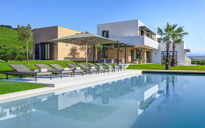 Villa Corallo - Sea Front | By Rocco Forte Villas: L'Eau, Ciel, Bâtiment, Bleu Azur, Plante, Ombre, Piscine, Arbre, Design Urbain, Zone Résidentielle