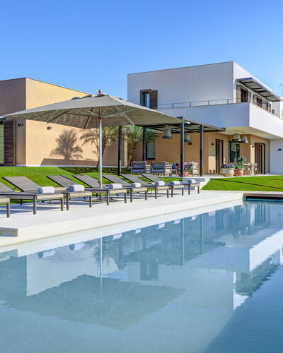 Villa Corallo - Sea Front | By Rocco Forte Villas: L'Eau, Ciel, Bâtiment, Bleu Azur, Plante, Ombre, Piscine, Arbre, Design Urbain, Zone Résidentielle