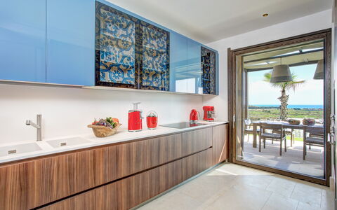 Villa Topazio - Sea View | By Rocco Forte Villas: Fenêtre, Meubles, Cabinetry, Plante, Bâtiment, Comptoir, Design Intérieur, Robinet, Bois, Évier