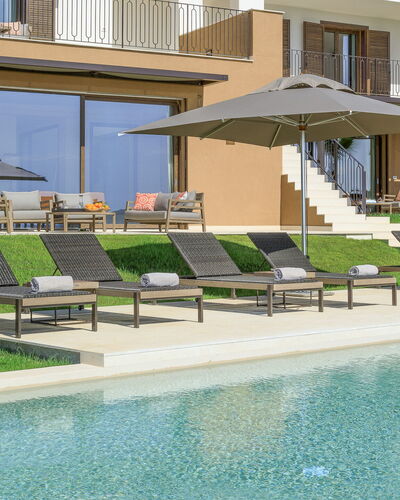 Villa Topazio - Sea View | By Rocco Forte Villas: L'Eau, Fenêtre, Plante, Bâtiment, Ombre, Piscine, Mobilier De Jardin, Balancelle, Design Urbain, Condominium