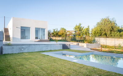 Eremita Villa Sicily: Ciel, L'Eau, Plante, Arbre, Herbe, Piscine, Fenêtre, Zone Résidentielle, Paysage, Ombre