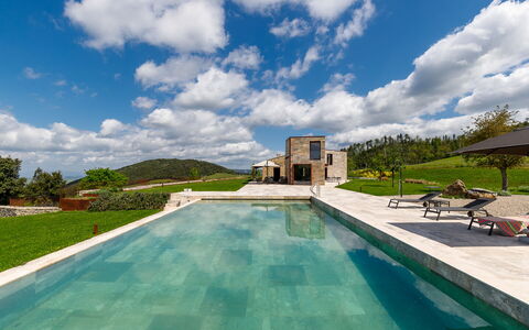 Villa Velari In Volterra With Private Pool, Ac: Nuage, L'Eau, Ciel, Plante, Bâtiment, Piscine, Bleu Azur, Arbre, Maison, Plan D'Eau
