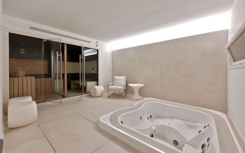 Villa Vinner: Baignoire, Luminaire Plomberie, Produit, Bâtiment, Salle De Bains, Confort, Bois, Sol, Design Intérieur