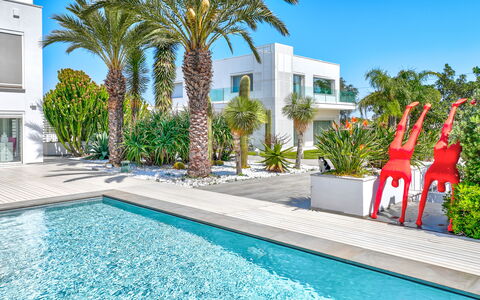 Villa Vinner: L'Eau, Plante, Jour, Propriété, Ciel, Bâtiment, Bleu Azur, Arbre, Piscine, Fenêtre