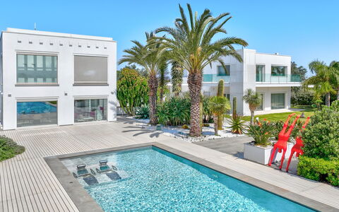 Villa Vinner: Plante, L'Eau, Ciel, Propriété, Bâtiment, Fenêtre, Bleu Azur, Piscine, Arbre, Éclairage