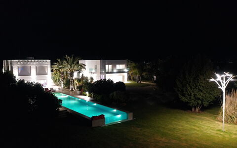 Villa Vinner: L'Eau, Plante, Bâtiment, La Nature, Piscine, Arbre, Éclairage, Maison, Herbe, Loisir